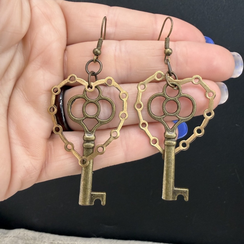Vintage Estate Dangle Earrings Gold Tone Heart Skeleton Key Pierced